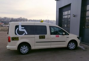 VW Caddy mit Rollstuhlrampe.